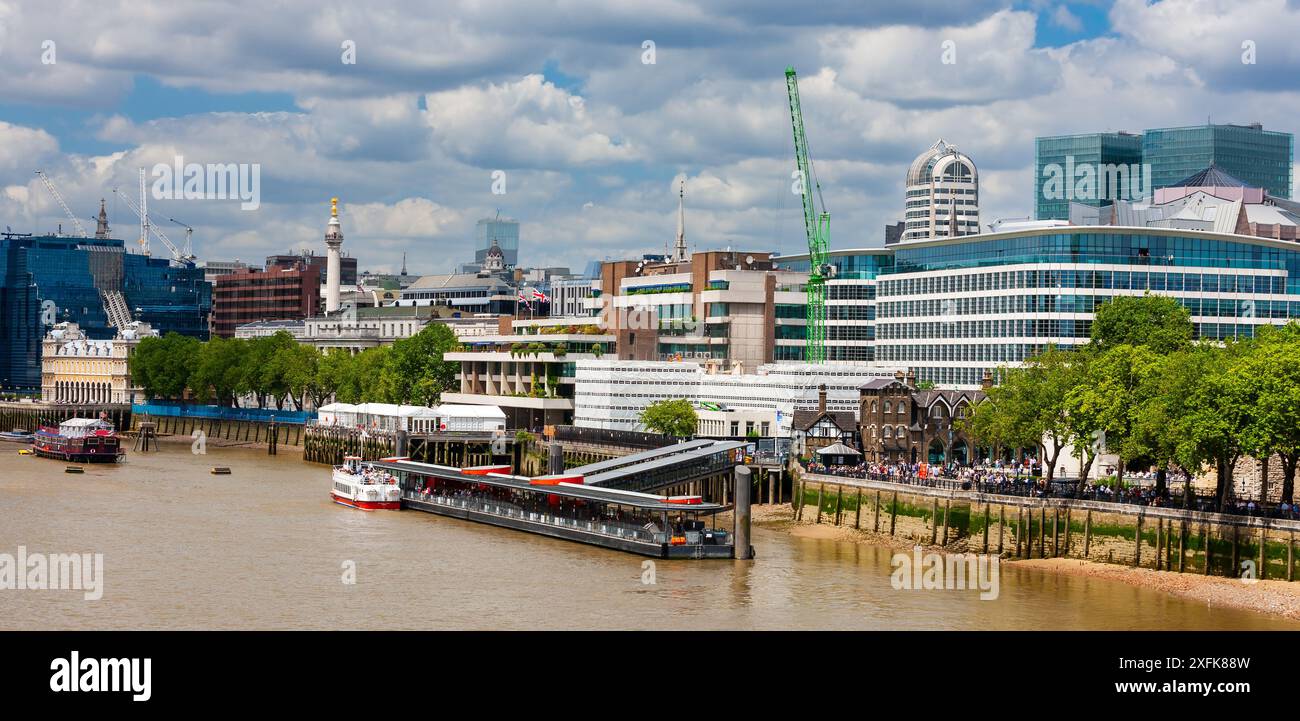 Londres, Royaume-Uni - 5 juillet 2010 : la Tamise rive nord à l'ouest de Tower Bridge. Tower Millennium Pier avec des travaux de construction autour de la ville. Banque D'Images Londres, Royaume-Uni - 5 juillet 2010 : la Tamise rive nord à l'ouest de Tower Bridge. Tower Millennium Pier avec des travaux de construction autour de la ville. Banque D'Images