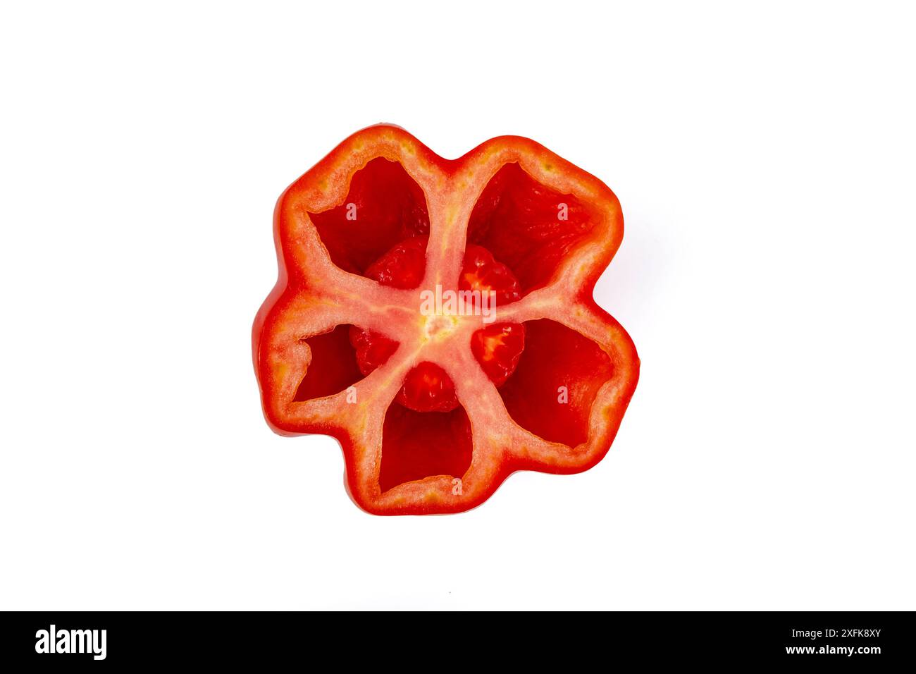 Tranché dans un fruit de tomate en forme de demi-fleur, énorme tomate creuse vue de dessus gros plan isolé sur fond blanc, Banque D'Images