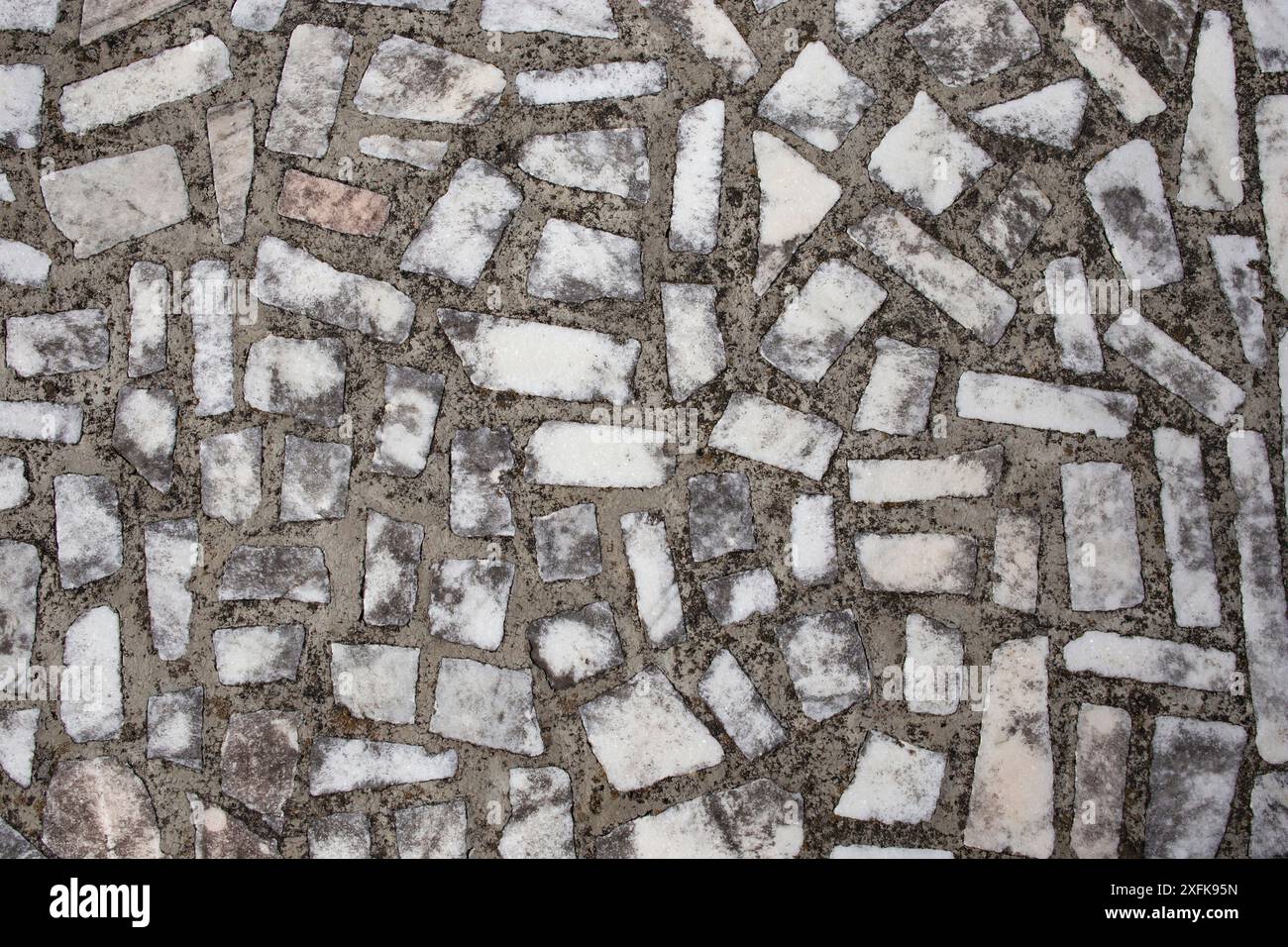 Pièces rectangulaires en marbre blanc sur ciment, structure en mosaïque vieillie Banque D'Images