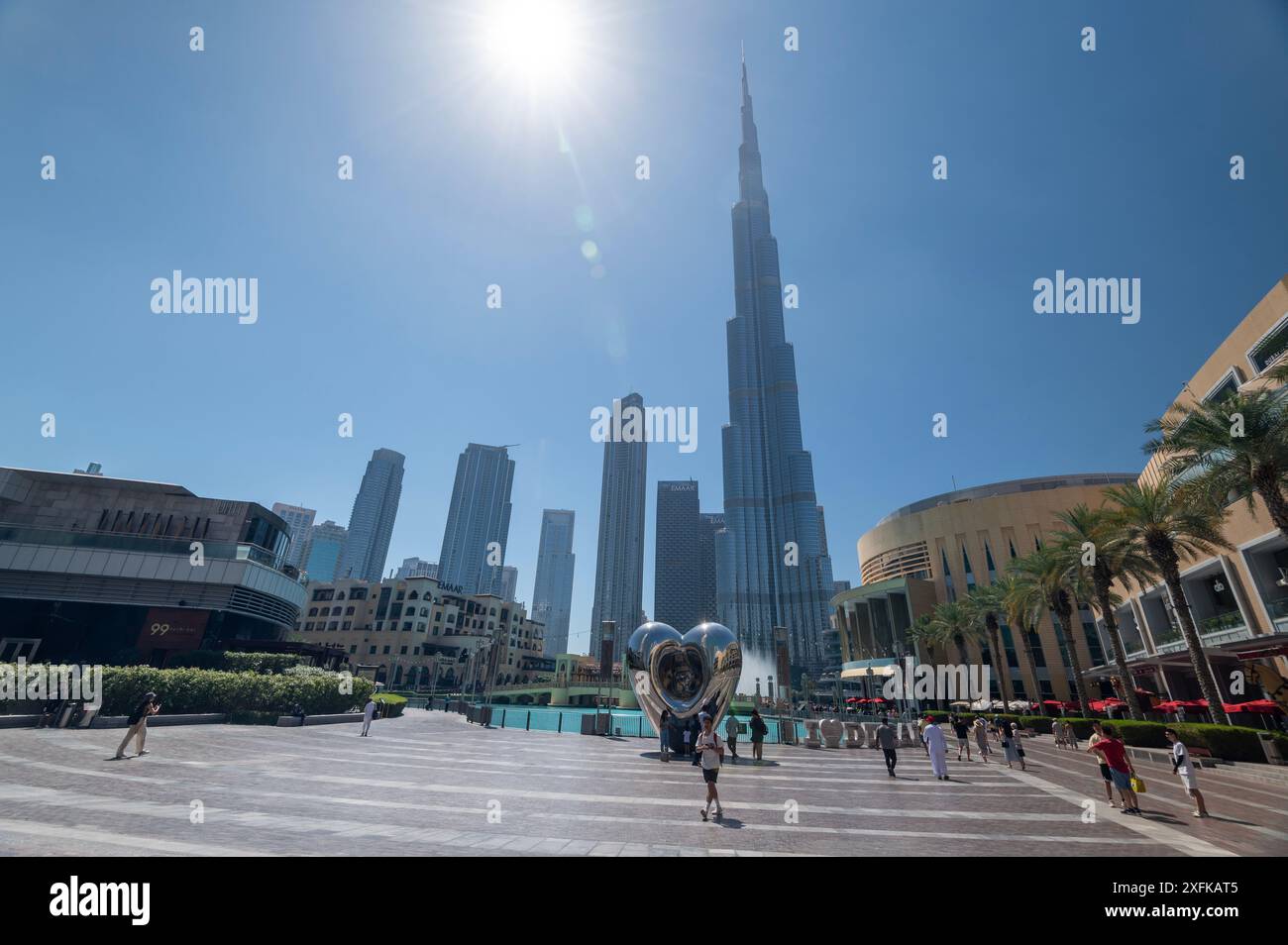 Une ligne d'horizon de tours voisines crée une silhouette d'horizon et la plus haute du monde est la structure en acier du Burj Khalifa de 828 mètres (2 716,5 pieds) ( Banque D'Images