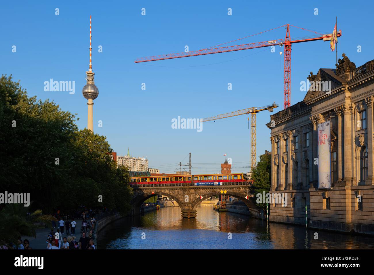 Tour de télévision, le pont S-bahn avec train de passage et le musée Bode à Berlin, Allemagne. Banque D'Images