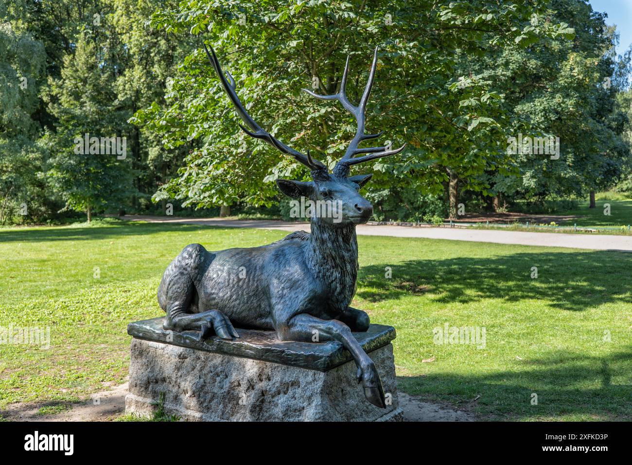 Statue de cerf Wapiti dans le parc Tiergarten à Berlin, Allemagne. Banque D'Images