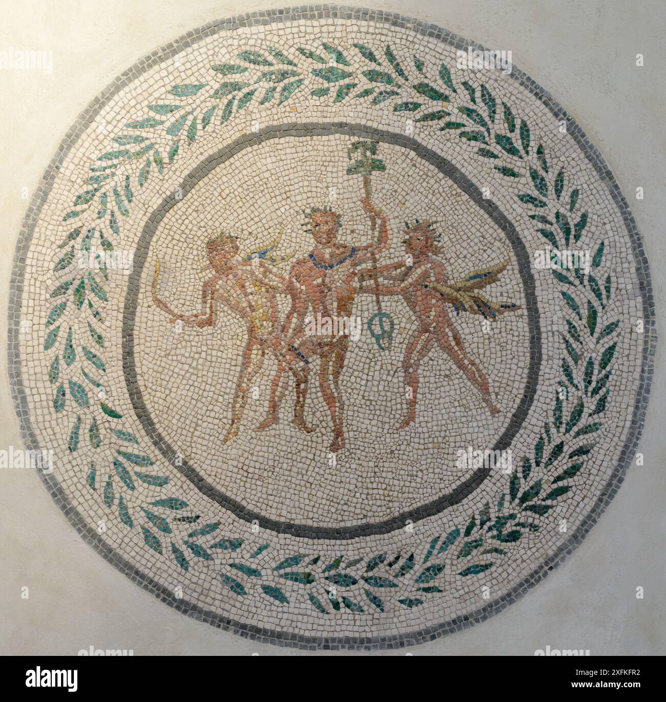 Mosaïque géométrique au sol décorée d'un panneau circulaire central représentant Dionysos et deux satyres. Une œuvre romaine du IIe siècle, de la Villa de Banque D'Images