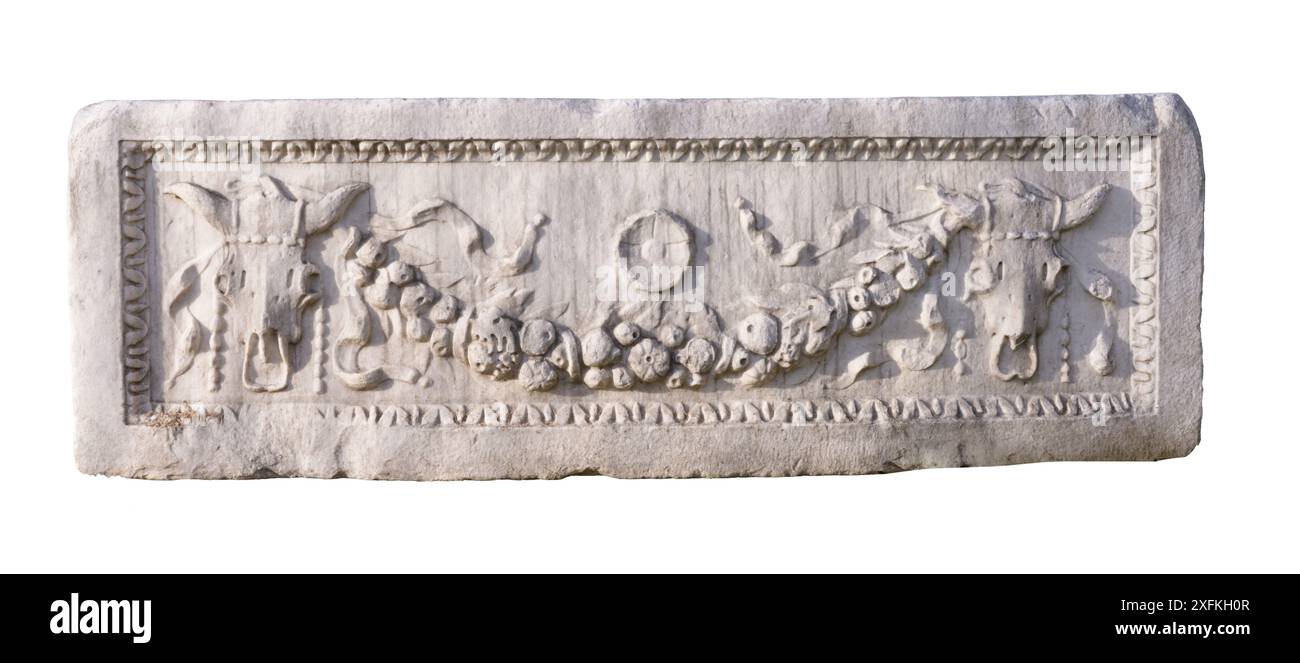 Décoration romaine ancienne frise avec offrandes votives. Rome, Italie Banque D'Images