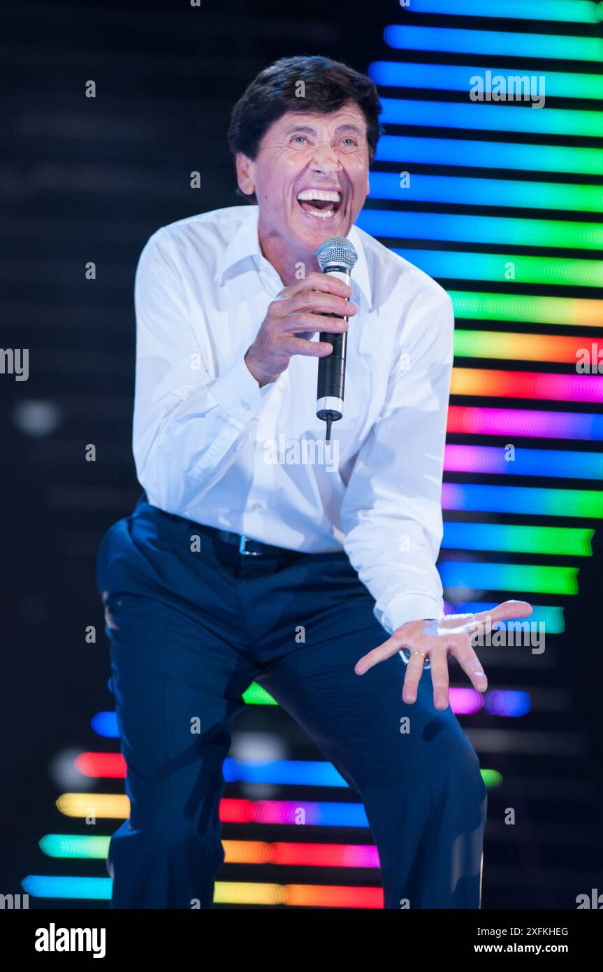 Vérone Italie 06/2009 : Gianni Morandi, célèbre chanteur italien, concert en direct pendant le programme de télévision musicale “Wind Musica Awards” à l’Arena Banque D'Images