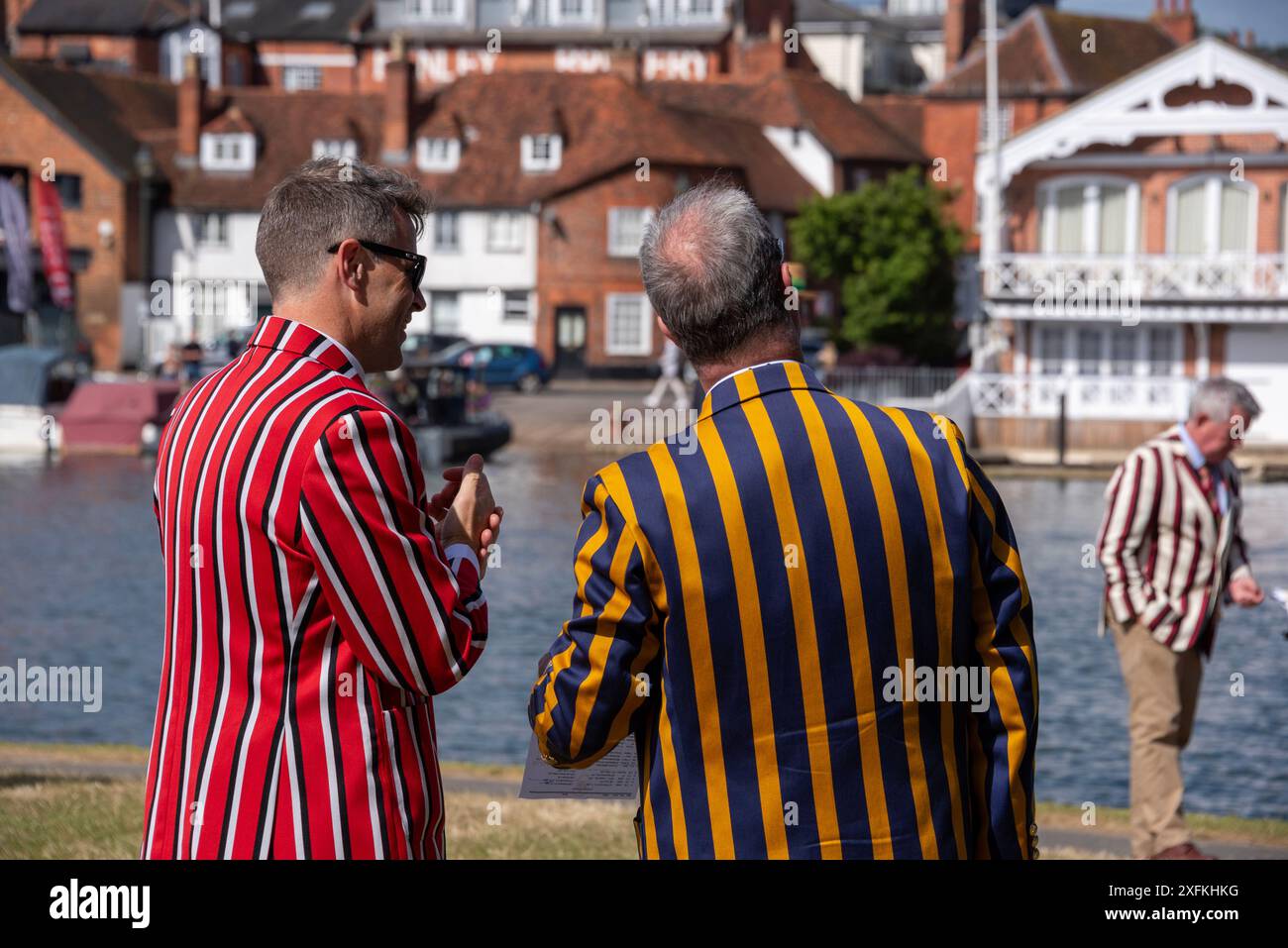 Henley Royal Regatta, Henley-on-Thames, Oxfordshire, Royaume-Uni, 4 juillet 2024. Spectateurs en robe colorée. Crédit : Martin Anderson/Alamy Live News Banque D'Images