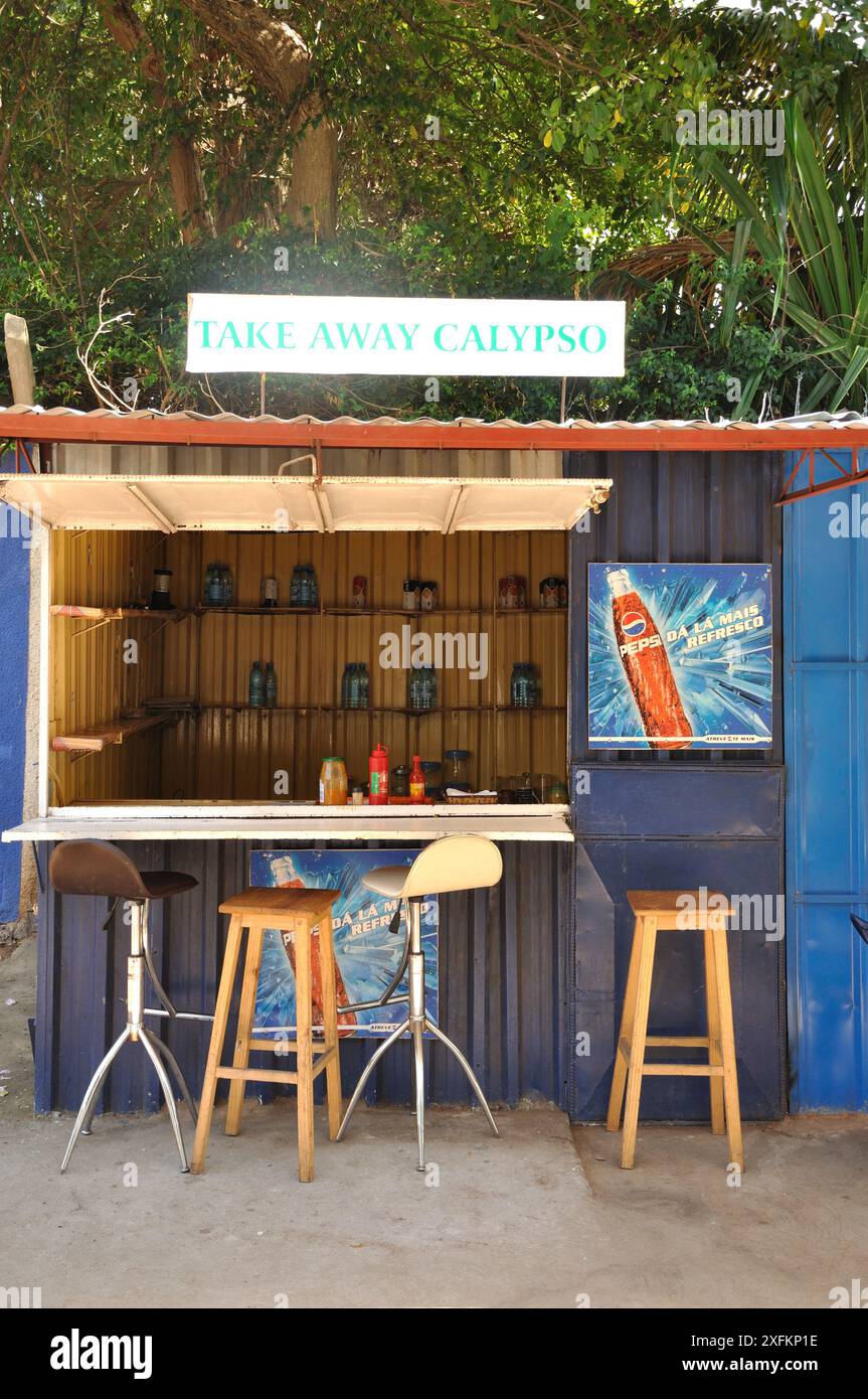 Petit bar, Maputo, Mozambique - propre bar soigné, vendant des boissons gazeuses ; sièges à l'extérieur ; plats à emporter offerts. Banque D'Images