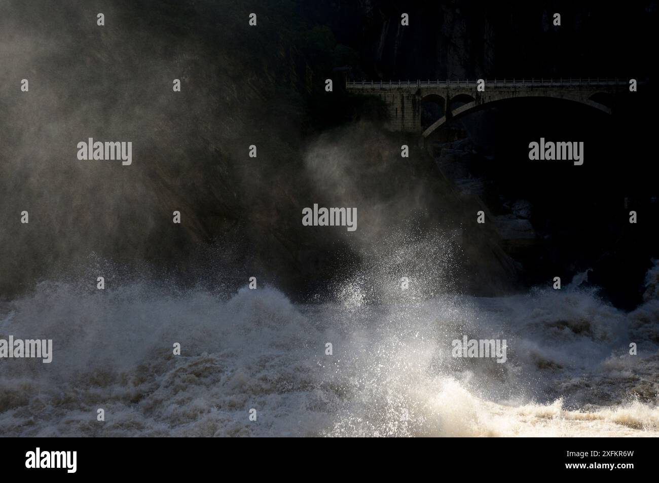 Eau dans Tiger Leaping gorge, chaîne Haba Xue Shan. Yunnan, Chine, octobre 2016.. Banque D'Images