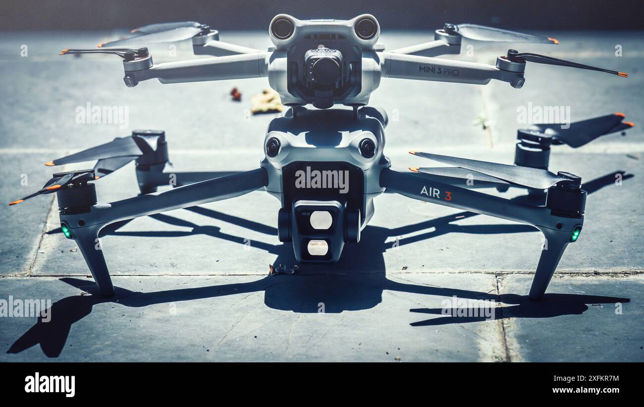 DJI Mini 3 Pro sur un drone de véhicule aérien sans pilote DJI Air 3 Banque D'Images