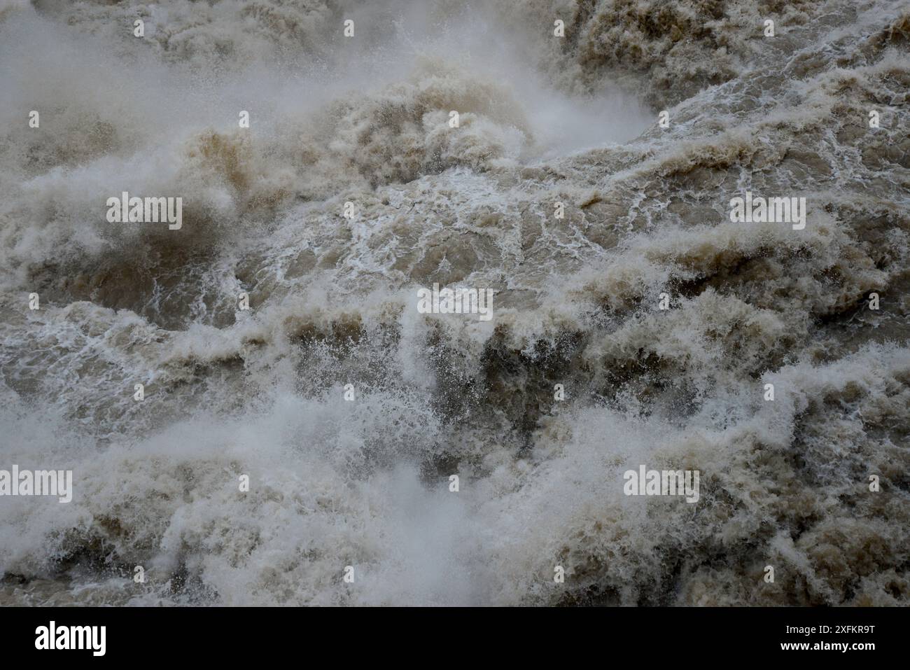 Eau dans Tiger Leaping gorge, chaîne Haba Xue Shan. Yunnan, Chine, octobre 2016.. Banque D'Images