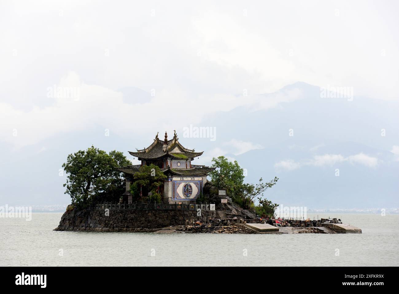 Temple sur l'île de Xiao Putuo, lac Erhai, Dali, Chine, octobre 2016.. Banque D'Images