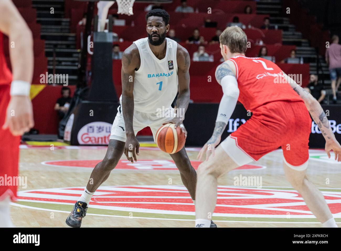 DeAndre Ayton (à gauche) des Bahamas et Aleksander Balcerowski (à droite) de Pologne en action lors du match du tournoi de qualification olympique entre les Bahamas et la Pologne au Pabellon Fuente de San Luis. Score final : Bahamas 90-81 Pologne. (Photo de Nicholas Muller / SOPA images/SIPA USA) Banque D'Images