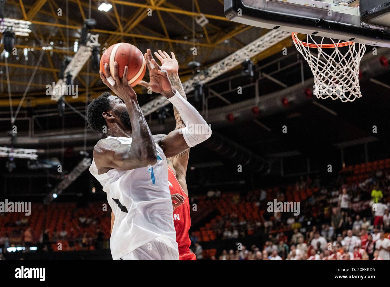 DeAndre Ayton en action lors du match du tournoi de qualification olympique entre les Bahamas et la Pologne au Pabellon Fuente de San Luis. Score final : Bahamas 90-81 Pologne. (Photo de Nicholas Muller / SOPA images/SIPA USA) Banque D'Images