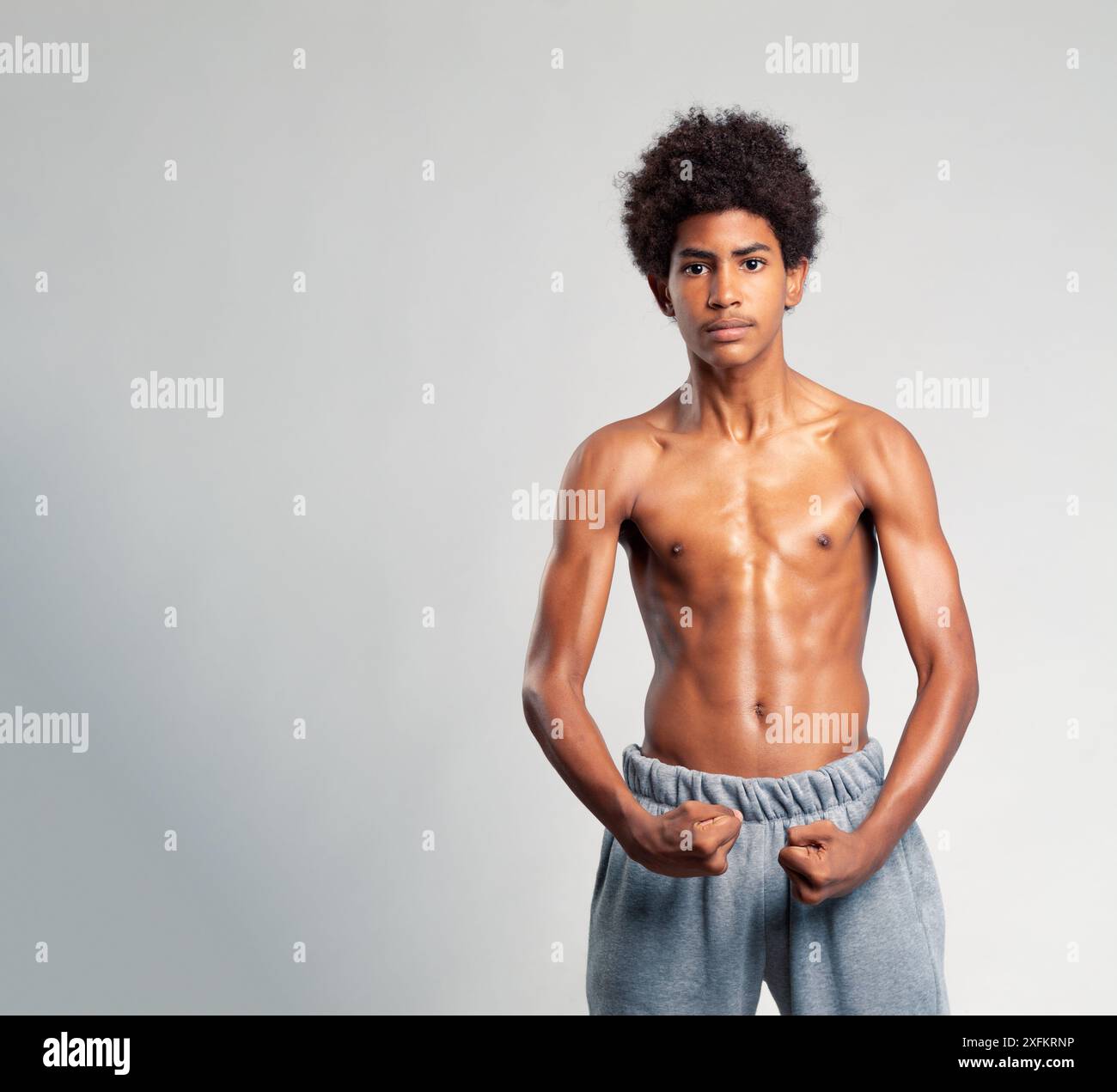 Strong Athletic Handsome Teenager afro Fitness Model Torso montrant six paquets abs. montrant ses muscles Banque D'Images