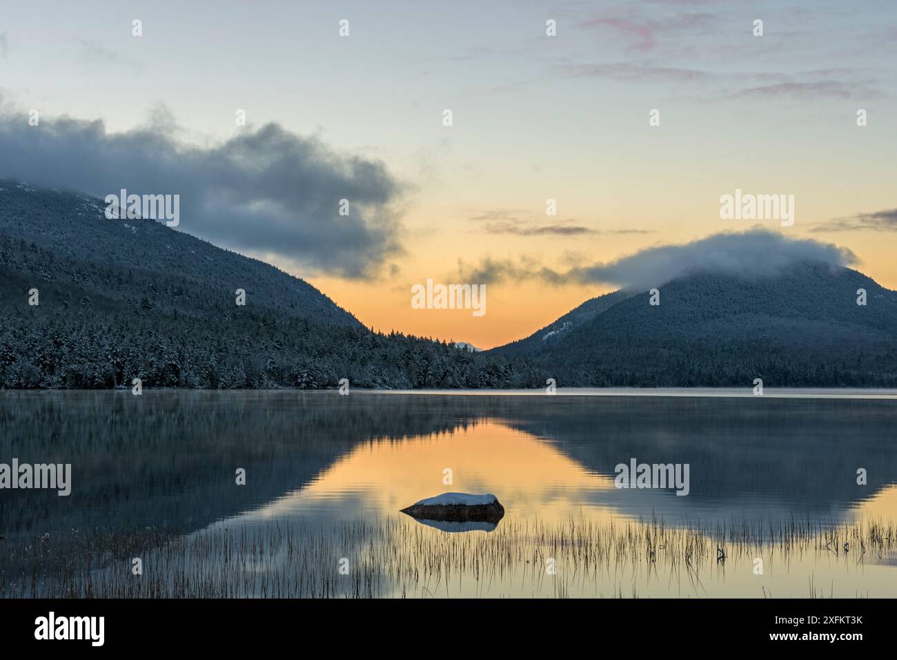 L'aube sur les montagnes reflètent dans l'eau côtière, l'Acadia National Park, Maine, USA, Décembre Banque D'Images