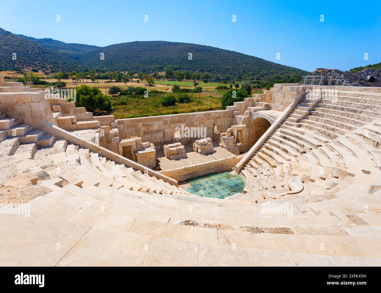 Théâtre romain à la ville antique de Patara, la capitale de la Lycie. Il est situé sur la côte près du village de Gelemis dans la province d'Antalya, en Turquie. Banque D'Images