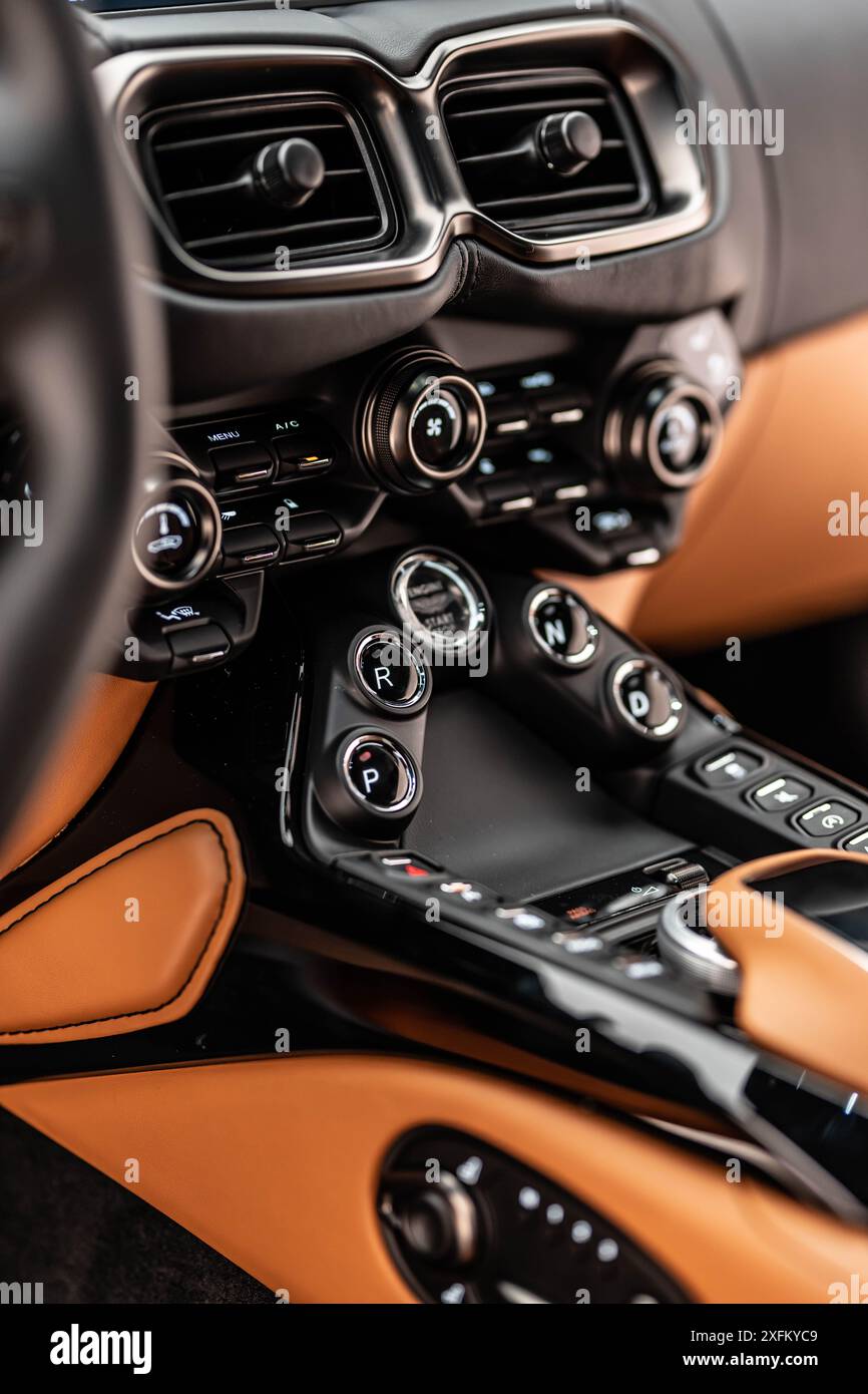 Aston Martin Vantage, bouton de démarrage du moteur et sélecteur de vitesse de la console centrale Aston Martin Vantage gros plan, détail intérieur de voiture de sport de luxe, haute résolution Banque D'Images