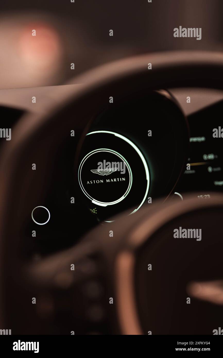 Gros plan sur le groupe d'instruments Aston Martin Vantage, intérieur de voiture de sport de luxe, image haute résolution Banque D'Images