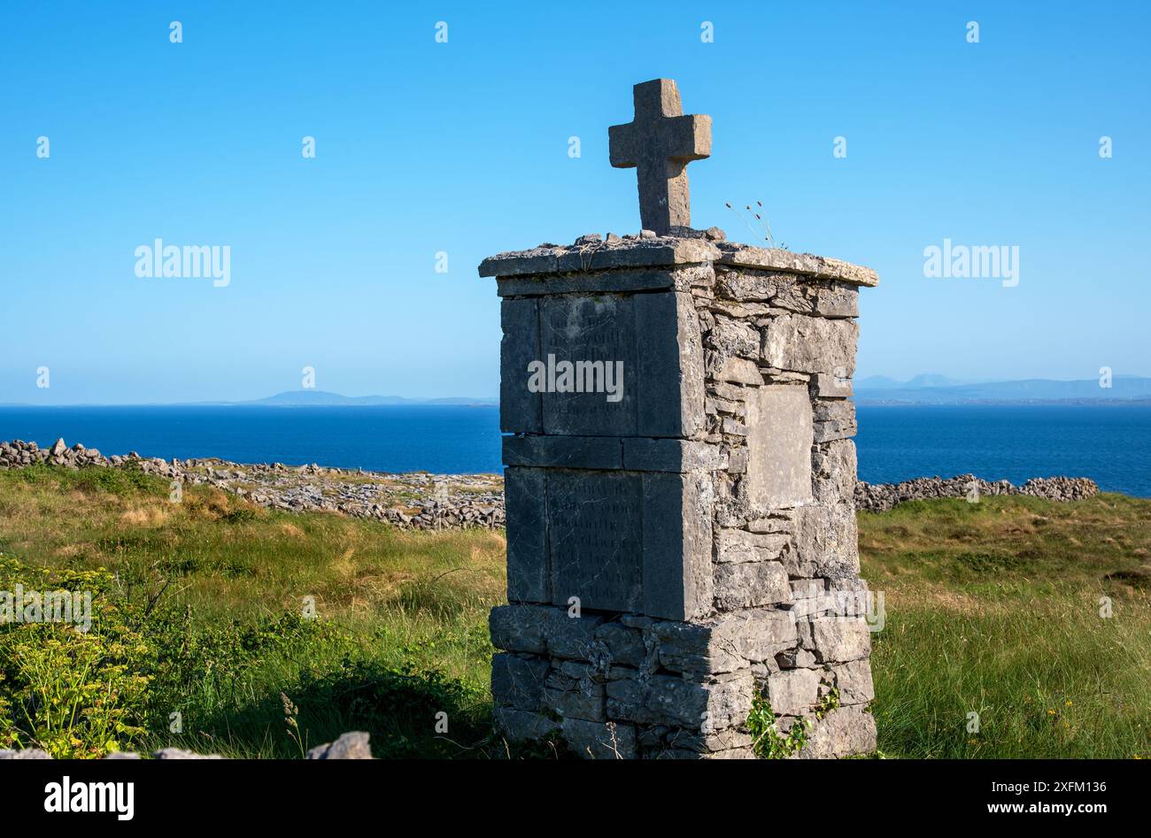 Croix funéraire traditionnelle, située le long de la route sur l'île d'Inishmore, îles d'Aran, comté de Galway, côte ouest de l'Irlande Banque D'Images