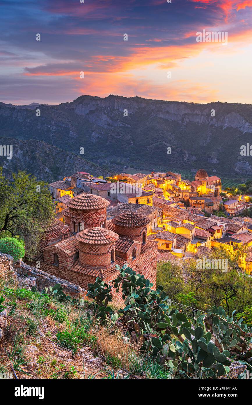 Stilo, Italie avec l'église byzantine au crépuscule. Banque D'Images