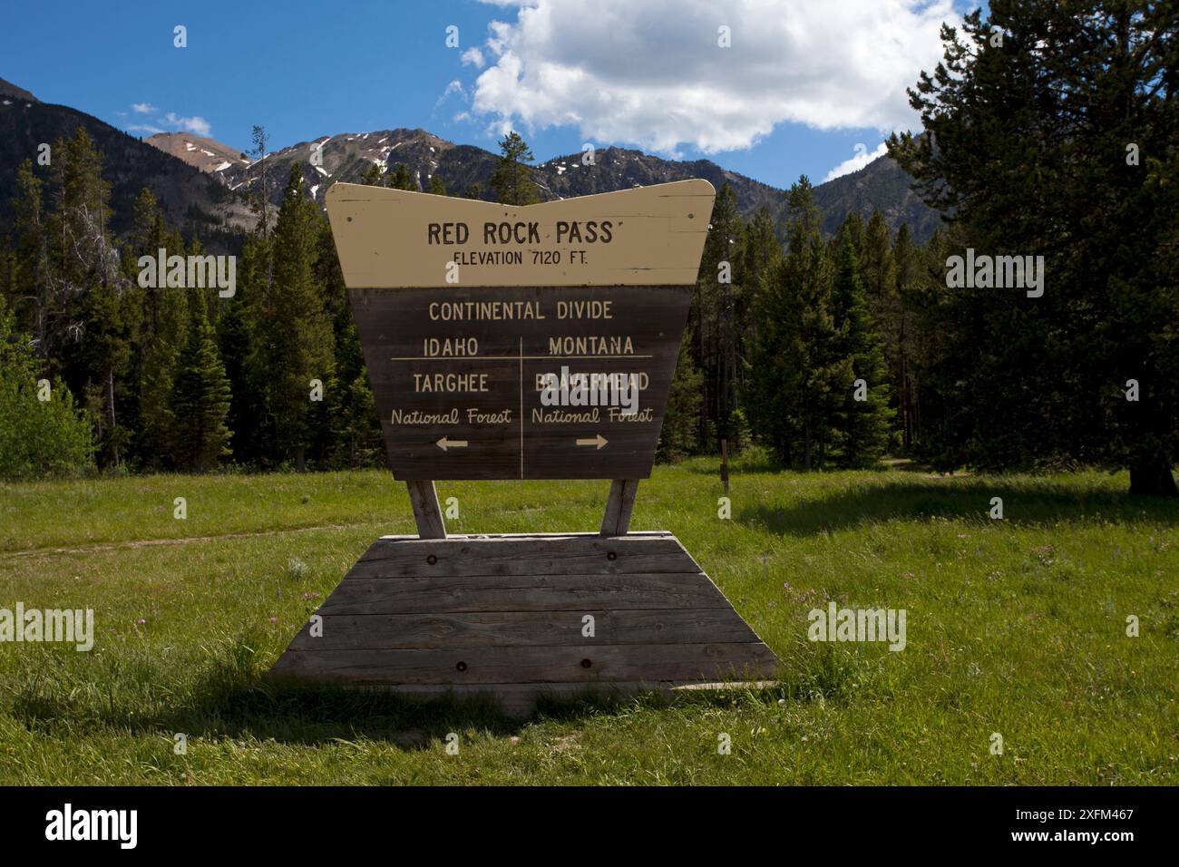 Panneau Continental Divide à Red Rock Pass, Centennial Valley, Idaho, États-Unis. Juin 2015 Banque D'Images Panneau Continental Divide à Red Rock Pass, Centennial Valley, Idaho, États-Unis. Juin 2015 Banque D'Images
