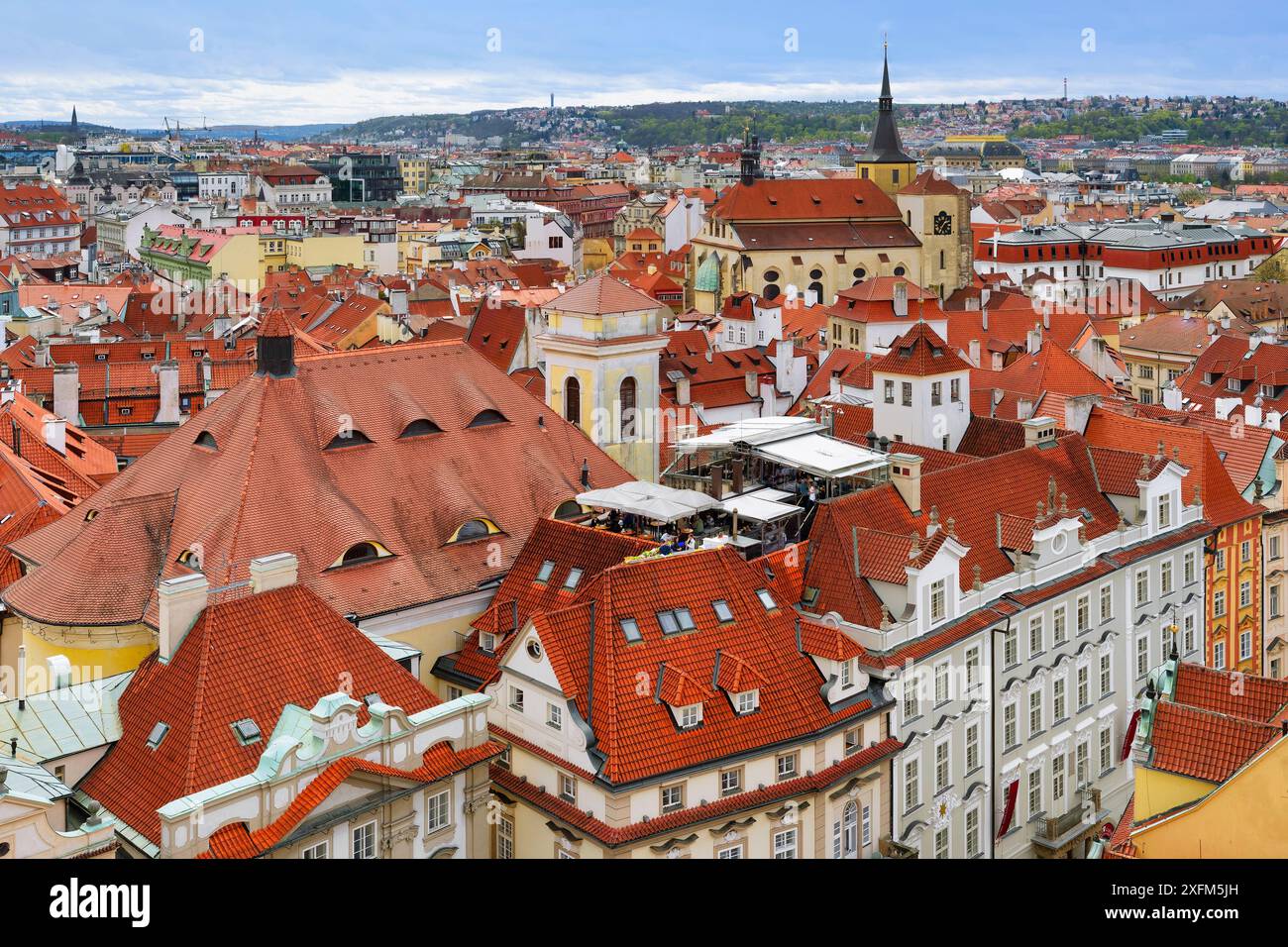 Vue aérienne sur les toits rouges de Prague, le château et la cathédrale, Prague, Bohême, République tchèque Banque D'Images