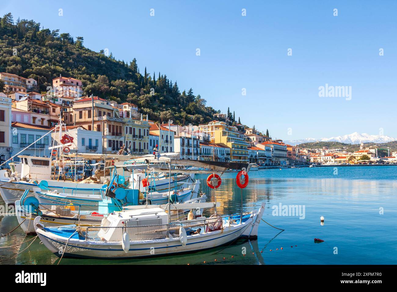 Matinée ensoleillée au pittoresque port de pêche de la ville de Gytheio, dans la région sud de la Laconie, Péloponnèse, Grèce. Banque D'Images