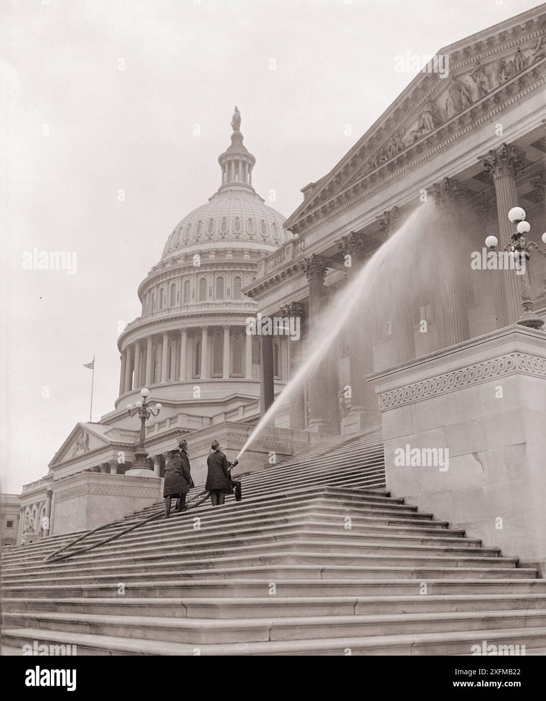 Photo vintage de pompiers nettoyant le côté sénat du Capitole des États-Unis. USA, CA. 1937 Banque D'Images