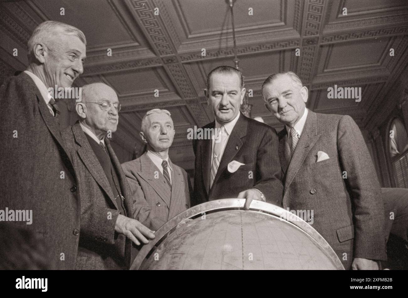Le contre-amiral Hyman G. Rickover (troisième à partir de la gauche), debout derrière un globe, lors des audiences du sous-comité de préparation du Sénat de la Commission des services armés, avec le sénateur Leverett Saltonstall (premier à partir de la gauche), le sénateur Ralph Flanders du Vermont (deuxième à partir de la gauche), le président Lyndon B. Johnson (quatrième à partir de la gauche) et un autre homme. 1958 janvier Par O'Halloran, Thomas J., photographe Banque D'Images