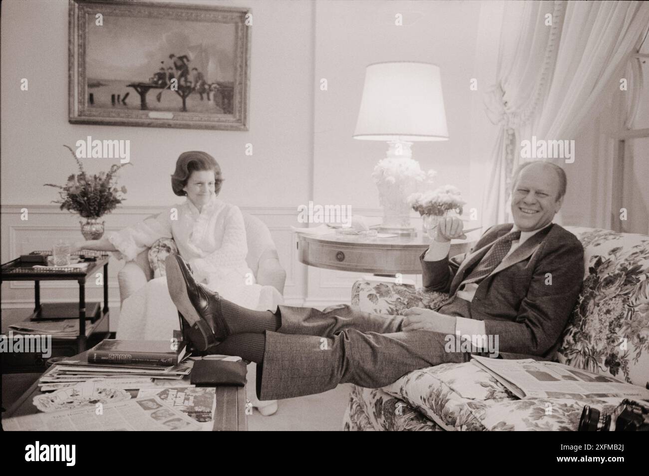 Photo vintage du président Gerald Ford et de la première dame Betty Ford dans les quartiers d'habitation de la Maison Blanche, Washington, DC États-Unis, 1975 février 6. Par M.S. Trikosko Banque D'Images