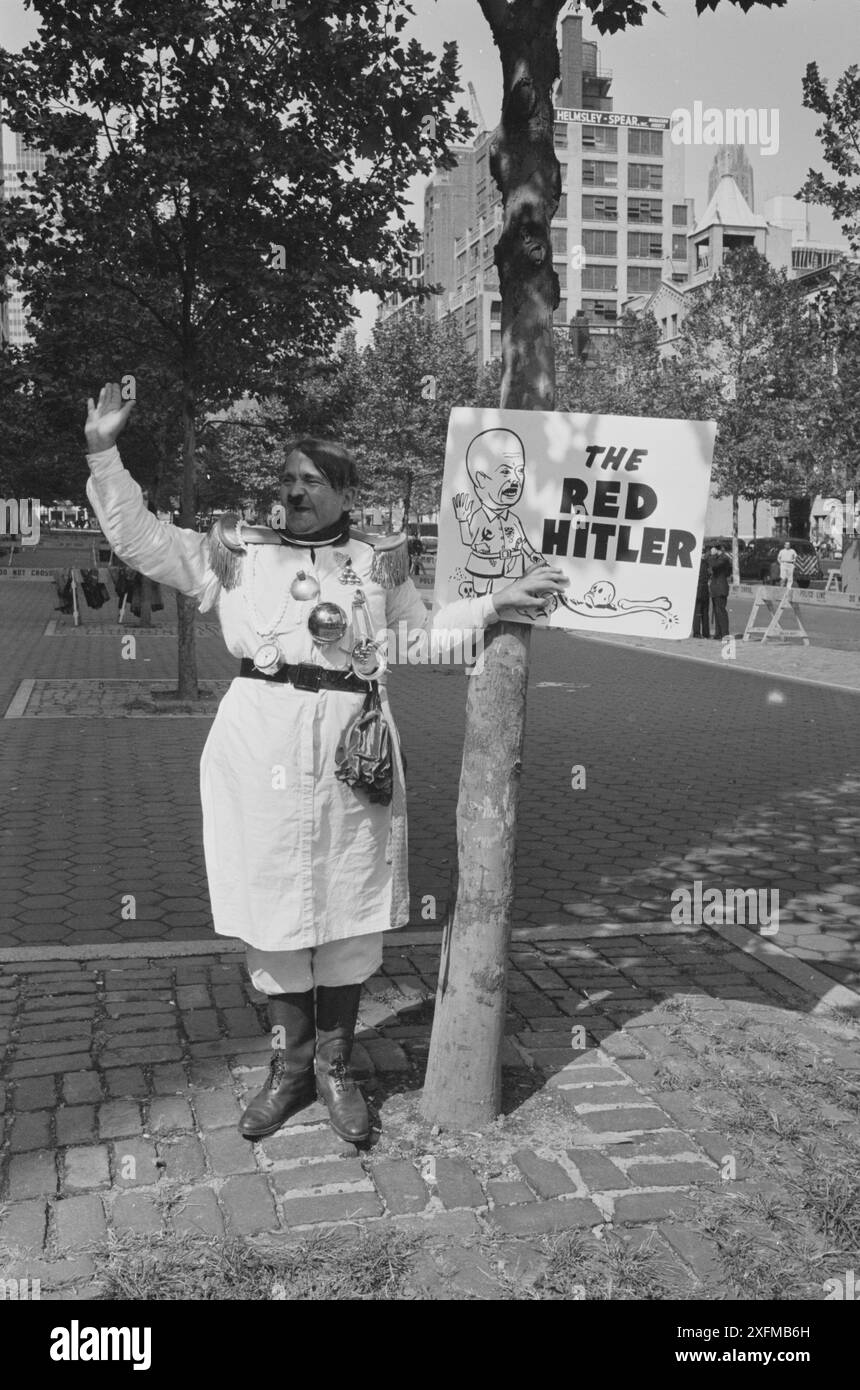 Photo vintage d'un homme habillé en Adolf Hitler avec une pancarte indiquant « le Hitler rouge », protestant contre la visite du premier ministre soviétique Nikita Khrouchtchev, près du bâtiment des Nations Unies, New York. ÉTATS-UNIS. 09/21/60 (21 septembre 1960) par Marion Trikosko. Banque D'Images