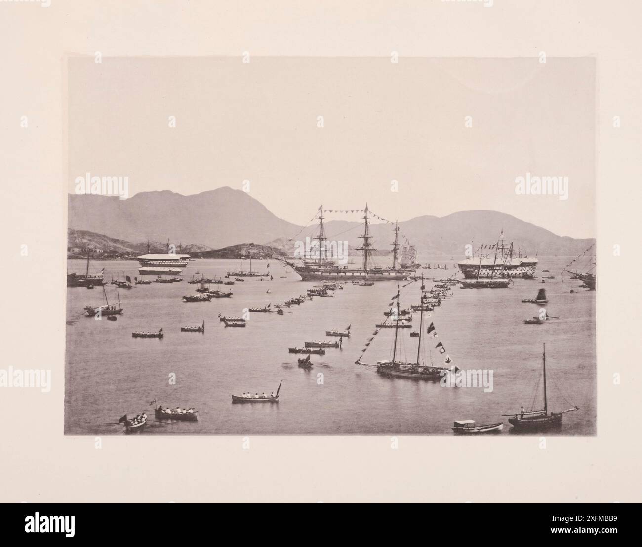 Photo vintage du port de Hong Kong du XIXe siècle. Illustration de la Chine, 1875 Hong Kong est une région administrative spéciale de la République populaire de Chine. Avec 7,4 millions de résidents de nationalités diverses sur un territoire de 1 104 kilomètres carrés (426 miles carrés), Hong Kong est l'un des territoires les plus densément peuplés du monde. Hong Kong a été établie comme colonie de l'Empire britannique après que la dynastie Qing a cédé l'île de Hong Kong en 1841-1842, à la suite de la perte de la première guerre de l'opium. La colonie s'est étendue à la péninsule de Kowloon en 1860 et a été étendue à nouveau lorsque les États-Unis Banque D'Images