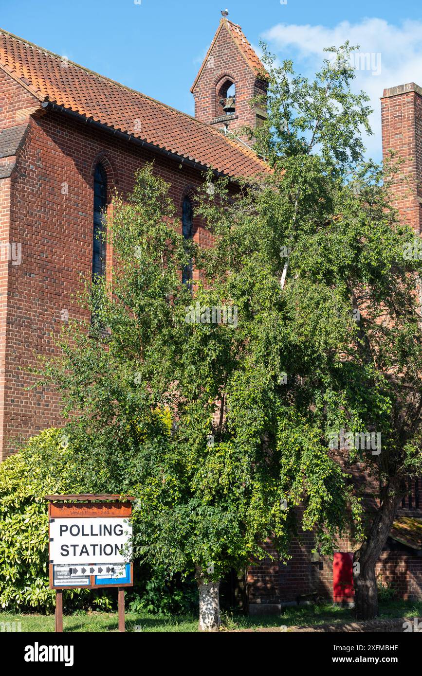 Bureau de vote à l'église St Andrew à Westcliff on Sea, Essex, Royaume-Uni pour les élections générales britanniques de 2024 Southend West & Leigh circonscription. Grande église Banque D'Images