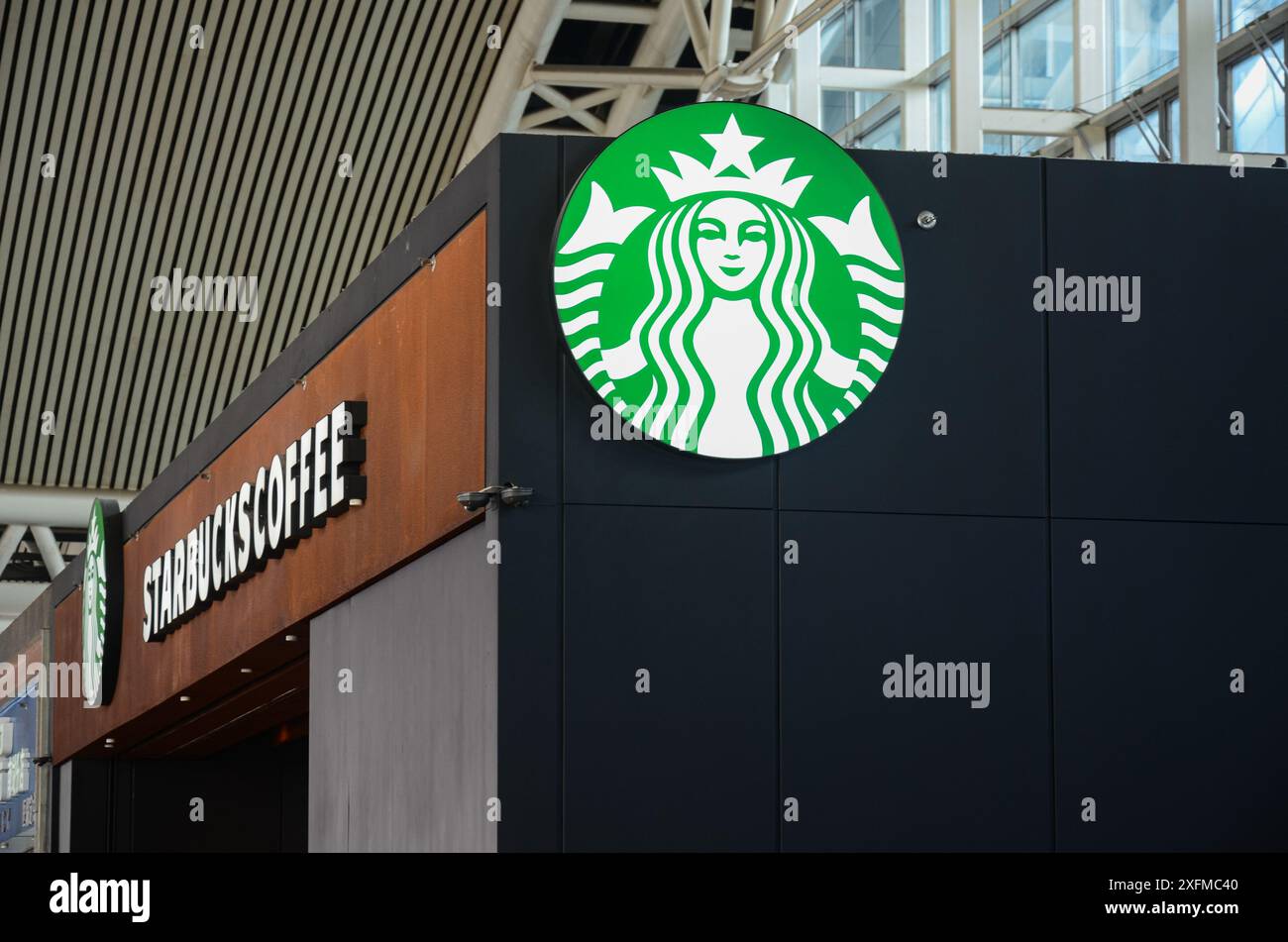 Guangzhou, Guangdong, Chine-June20,2024 : à partir du 3 juillet! Starbucks facture des frais d'emballage, avec un maximum de 2 yuans par commande pour les membres en Chine. Banque D'Images Guangzhou, Guangdong, Chine-June20,2024 : à partir du 3 juillet! Starbucks facture des frais d'emballage, avec un maximum de 2 yuans par commande pour les membres en Chine. Banque D'Images