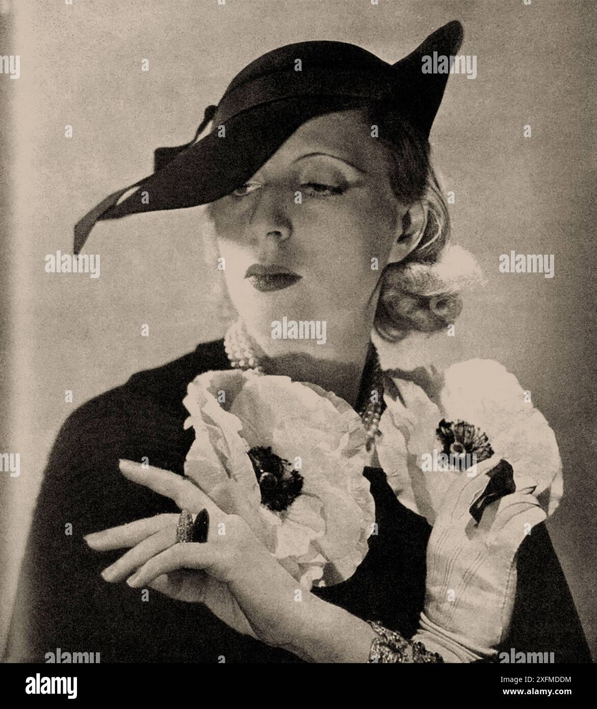 Portrait de la peintre Tamara de Lempicka (1898-1980) avec chapeau Rose Descat et robe Marcel Rochas. Musée : COLLECTION PRIVÉE. Auteur : Studio ad.-Art-Dress. Banque D'Images