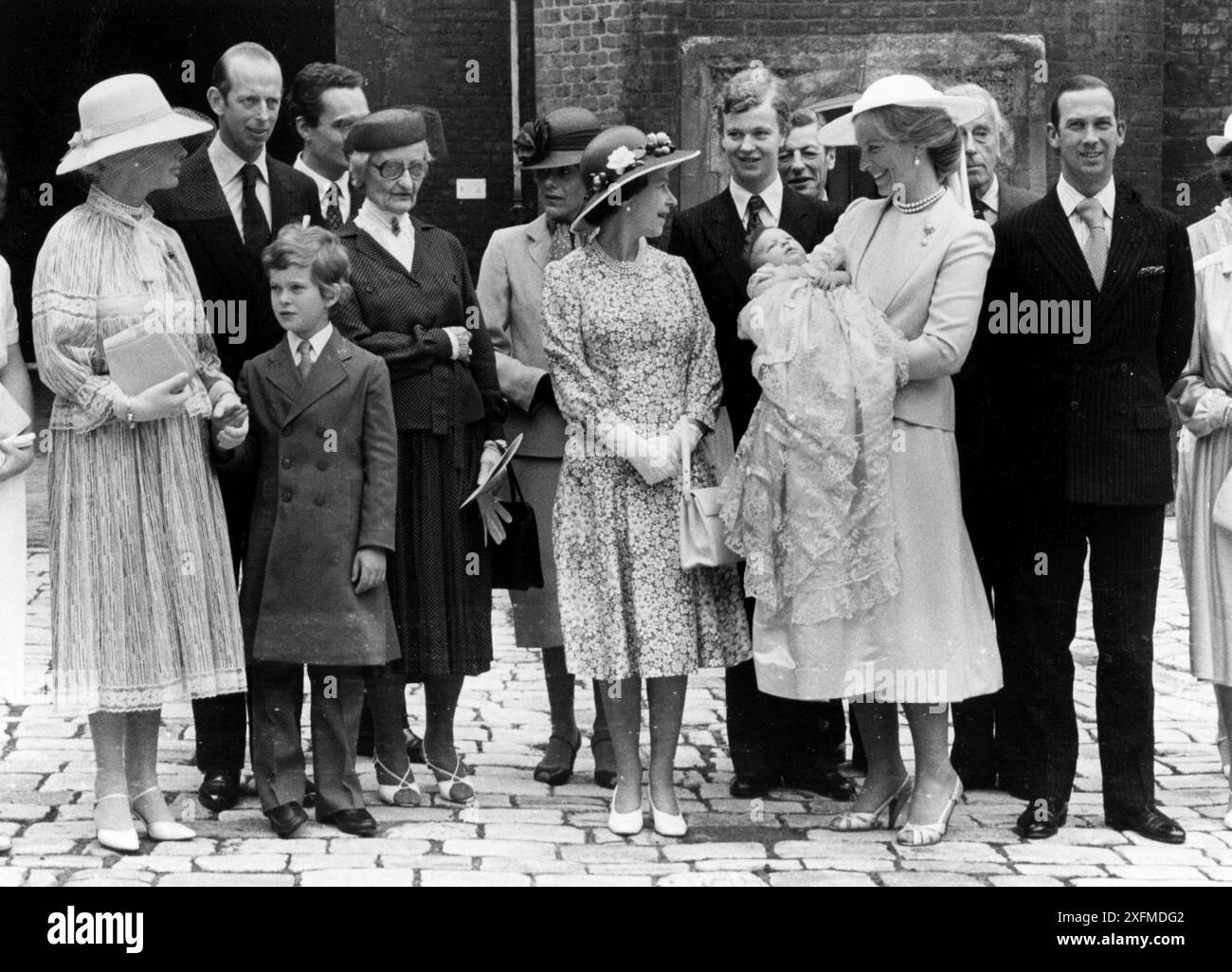 12 Luglio 1979 Londra Archivio Storico Olycom/LaPresse il principe Michael di Kent (Iver, 4 luglio 1942) è un membro della famiglia reale britannica, in quanto figlio di George, duca di Kent e di Marina di Grecia e quindi nipote di re Giorgio V del Regno Unito. È cugino di primo grado della regina Elisabetta II. Nella Foto : Tre mesi dopo la nascita di Lord Frederick Windsor in bracia a sua madre Maria Cristina di Kent con la famiglia reale Britannica dans la photo: trois mois après la naissance de Lord Frederick Windsor dans les bras de sa mère Maria Christina de Kent avec la Royal fa britannique Banque D'Images
