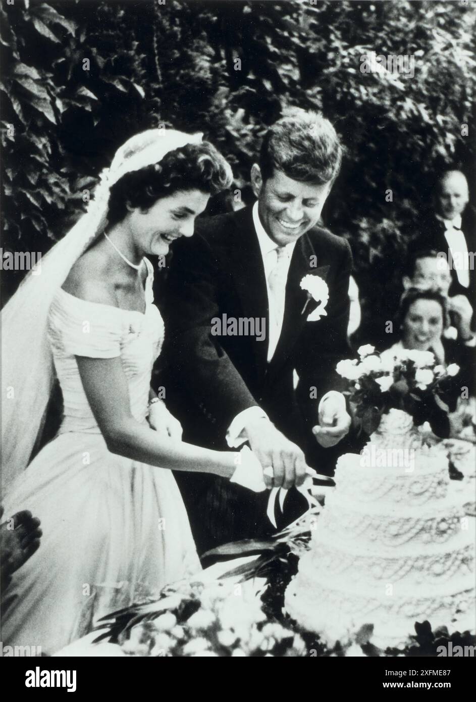 Jackie Bouvier Kennedy et John F. Kennedy coupant le gâteau à leur mariage, Newport, Rhode Island. Musée : COLLECTION PRIVÉE. Auteur : TONI FRISSELL. Banque D'Images