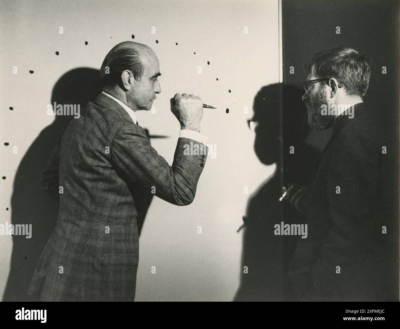 Lucio Fontana crée son œuvre le jour. Musée : COLLECTION PRIVÉE. Auteur : Filip tas. Banque D'Images