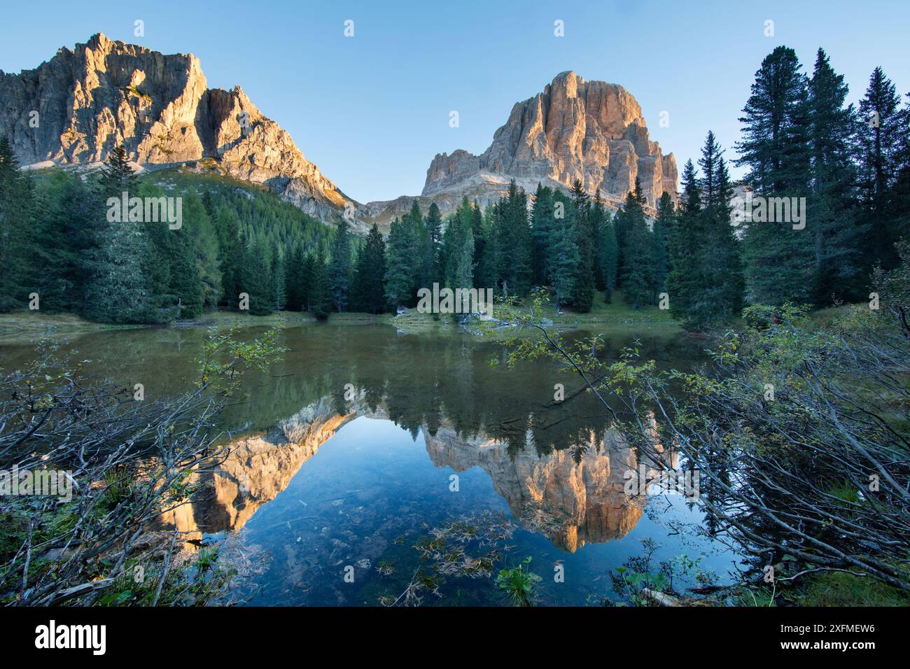 Lago Bain de Dones avec Tofana de Rozes et Torri del Falzarego reflétée, Dolomites, province de Belluno, Vénétie, Italie, septembre 2015. Banque D'Images