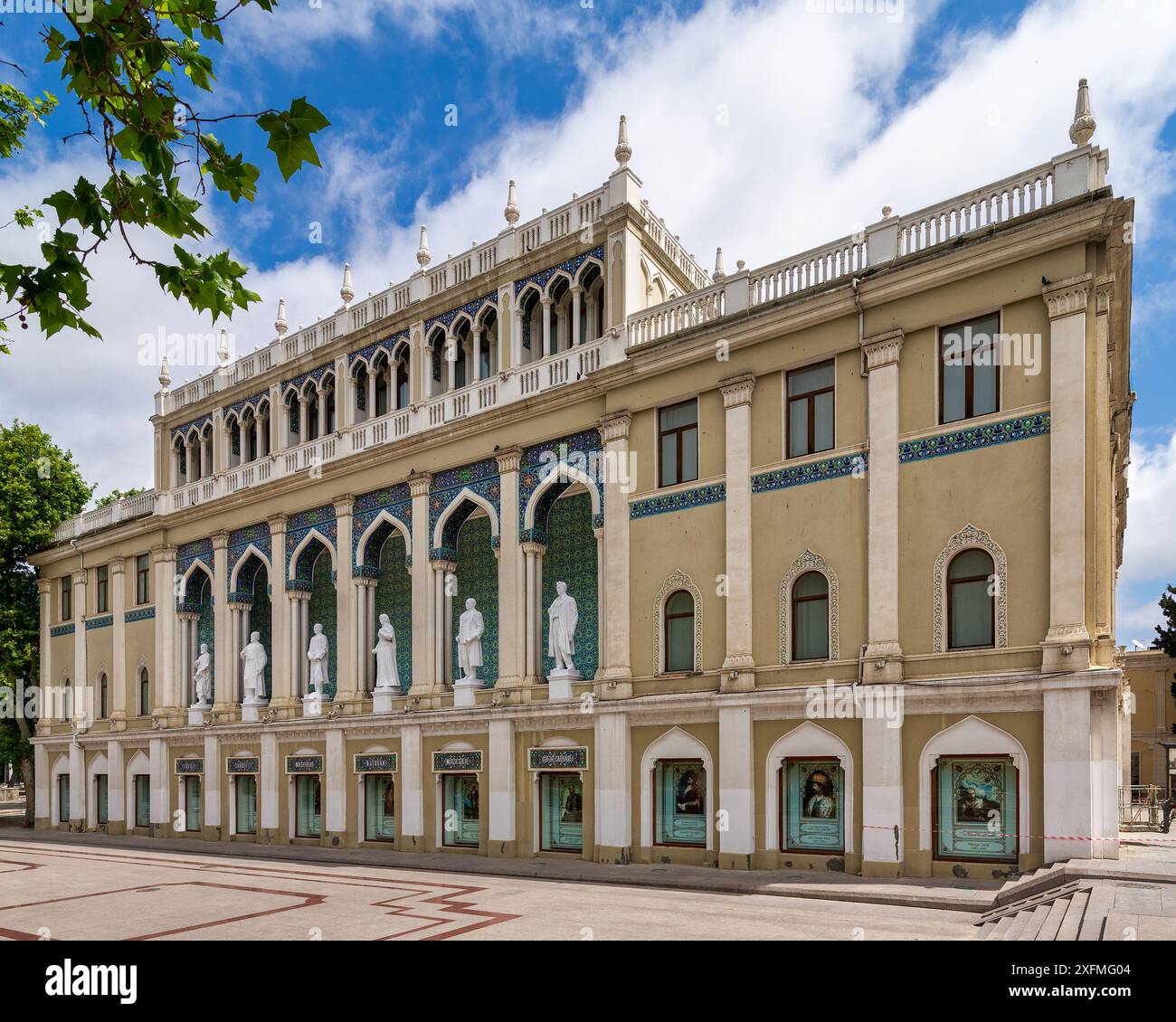 Musée Nizami d'Azerbaïdjan, avec des statues bordant la façade. Le bâtiment est décoré d'arches et de carreaux complexes, situé à Bakou près de la célèbre rue Nizami Banque D'Images