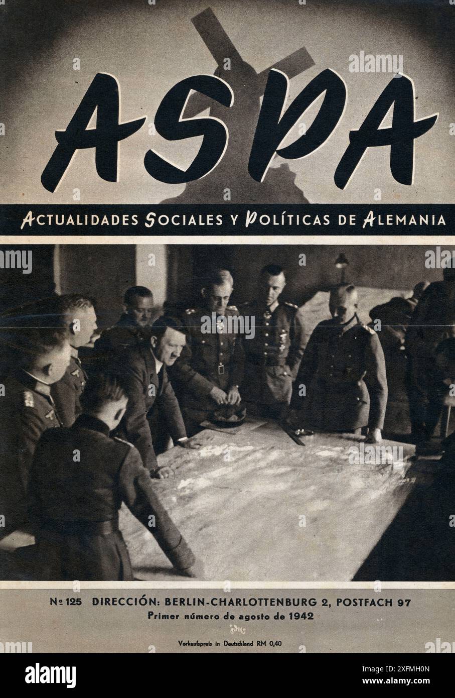 Segunda guerra mundial (1939-1945) Portada de la revista ASPA, editada en Berlin, año 1942. Reunión de Adolf Hitler (1889-1945) y su estado Mayor del ejército planeando nuevas operaciones. Banque D'Images