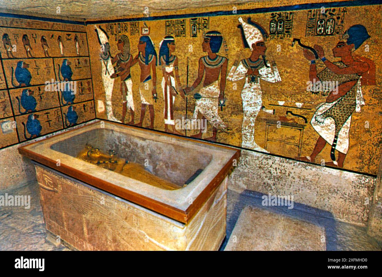 Tombeau de Toutankhamon KV62 chambre funéraire avec sarcophage et peintures de tombeau - le mur nord de la chambre funéraire montrant Toutankhamon suivi par le sien Banque D'Images