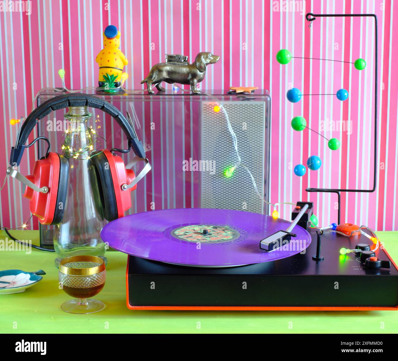 platine vinyle vintage avec disque vinyle violet vieux casque rouge, haut-parleur et objets des années 1970 Banque D'Images