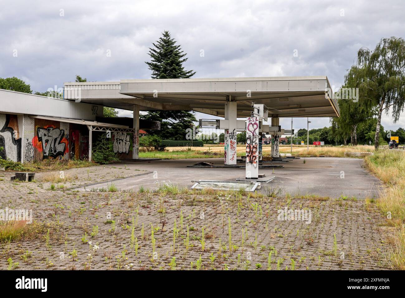 Ehemalige Aral-Tankstelle an der Bundesstraße 51. Die hochdefizitäre Tankstelle wurde im März 2016 geschlossen. Der Arbbaurechtsvertrag ist zum Jahresende 2019 ausgelaufen. Telgte, Rhénanie-du-Nord-Westphalie, DEU, Deutschland, 03.07.2024 *** ancienne station-service Aral sur Bundesstraße 51 la station-service très déficitaire a été fermée en mars 2016 le contrat de location a expiré à la fin de 2019 Telgte, Rhénanie-du-Nord-Westphalie, DEU, Allemagne, 03 07 2024 Banque D'Images