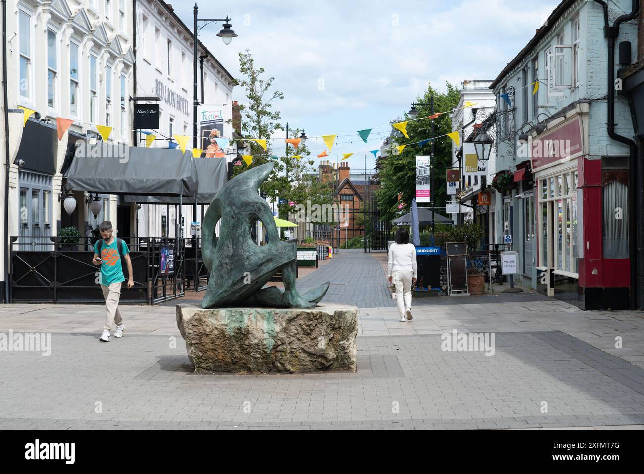 Une rue londonienne vide, également connue sous le nom de « haut de la ville », un jour d'été. Centre-ville de Basingstoke, Angleterre. Concept : coût de la vie, économie Banque D'Images