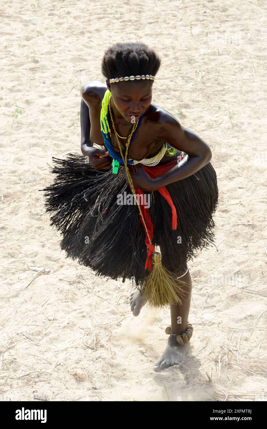 Danseuse au carnaval, Eticoga, île d'Orango, réserve de biosphère de l'UNESCO de Bijagos, Guinée Bissau, février 2015. Banque D'Images