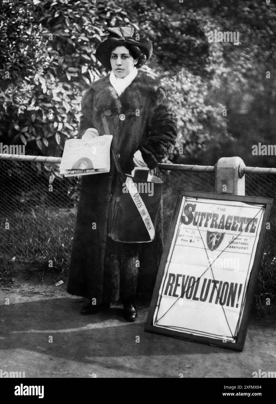 Sophia Duleep Singh. Photographie d'archive de l'éminente suffragette, la princesse Sophia Alexandrovna Duleep Singh (1876-1948), vendant le journal suffragette devant le palais de Hampton court, 1913 Banque D'Images