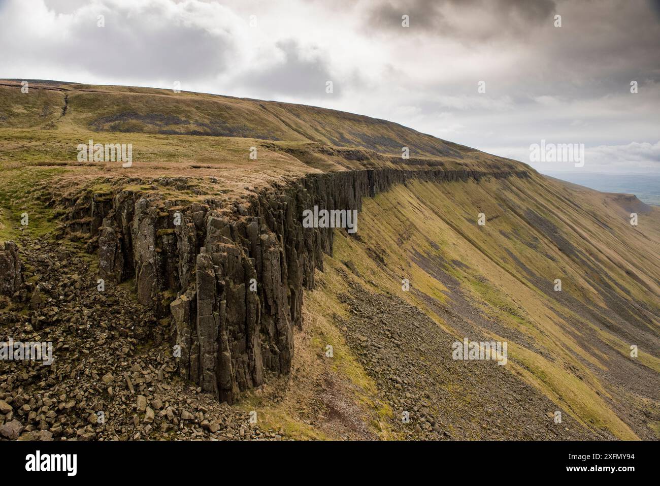 Le Whin Sill à High Cup avec dolérite fortement articulée au sommet de la vallée en forme de U, Appleby dans le Westmorland, Cumbria, Angleterre, Royaume-Uni, mars 2017. Banque D'Images Le Whin Sill à High Cup avec dolérite fortement articulée au sommet de la vallée en forme de U, Appleby dans le Westmorland, Cumbria, Angleterre, Royaume-Uni, mars 2017. Banque D'Images