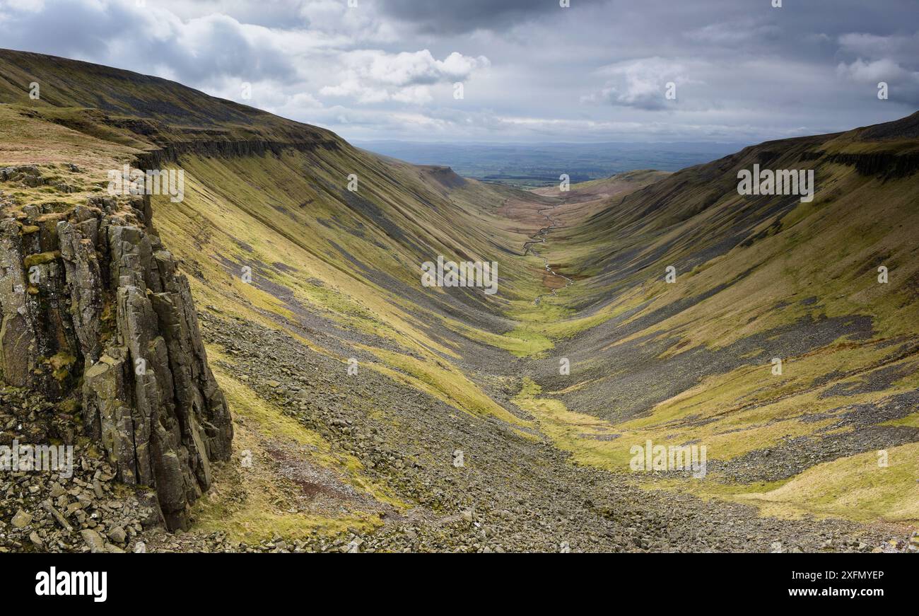 High Cup Valley, vallée en forme de U avec des dolérites intrusives de Great Whin Sill exposées des deux côtés de la vallée, Appleby dans le Westmorland, Cumbria, Angleterre, mars 2017. Banque D'Images High Cup Valley, vallée en forme de U avec des dolérites intrusives de Great Whin Sill exposées des deux côtés de la vallée, Appleby dans le Westmorland, Cumbria, Angleterre, mars 2017. Banque D'Images
