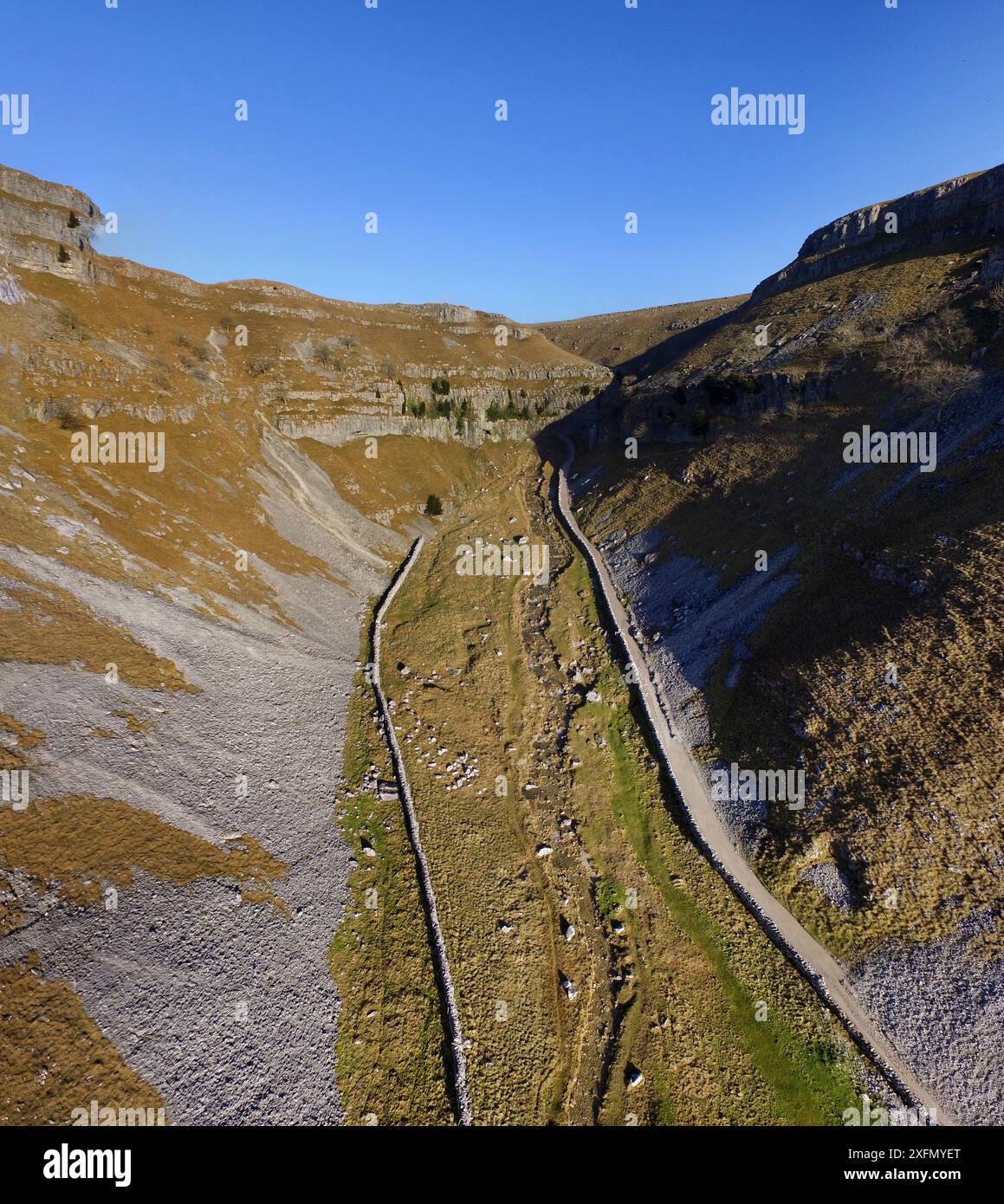 Gordale Scar, un ravin coupé dans le calcaire carbonifère, partiellement créé à partir d'une grotte effondrée. Plusieurs sources dans la vallée, avec des canaux tressés et sinueux, Malham, Yorkshire, Angleterre, Royaume-Uni, janvier 2017. Banque D'Images Gordale Scar, un ravin coupé dans le calcaire carbonifère, partiellement créé à partir d'une grotte effondrée. Plusieurs sources dans la vallée, avec des canaux tressés et sinueux, Malham, Yorkshire, Angleterre, Royaume-Uni, janvier 2017. Banque D'Images